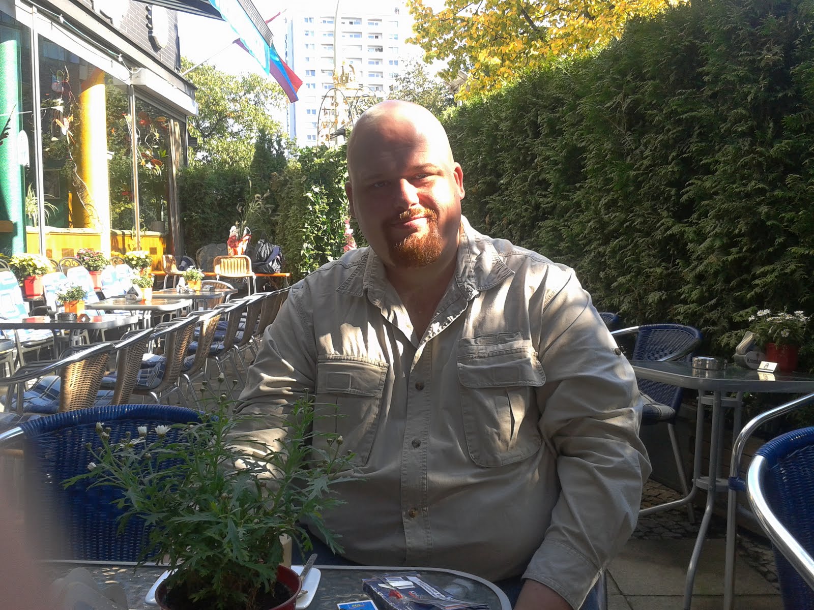 Person in einem Berliner Café beim Kaffeetrinken – entspannte kreative Pause.