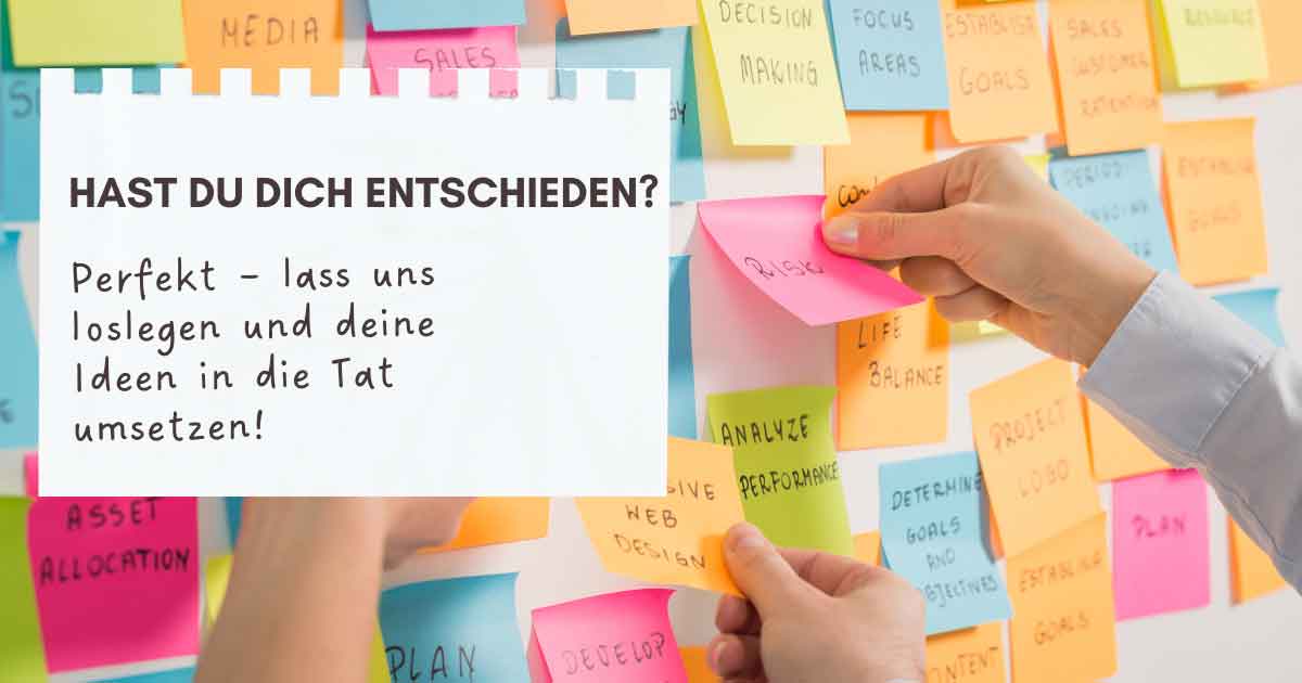 Eine Wand voller Notizen für Ideenplanung und Projektumsetzung.