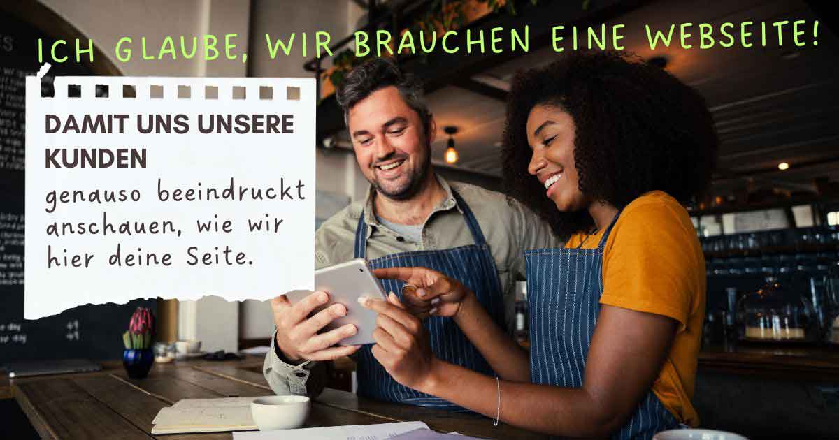 Ein Chef und eine Mitarbeiterin im Kaffeehaus betrachten eine Webseite auf dem Tablet.